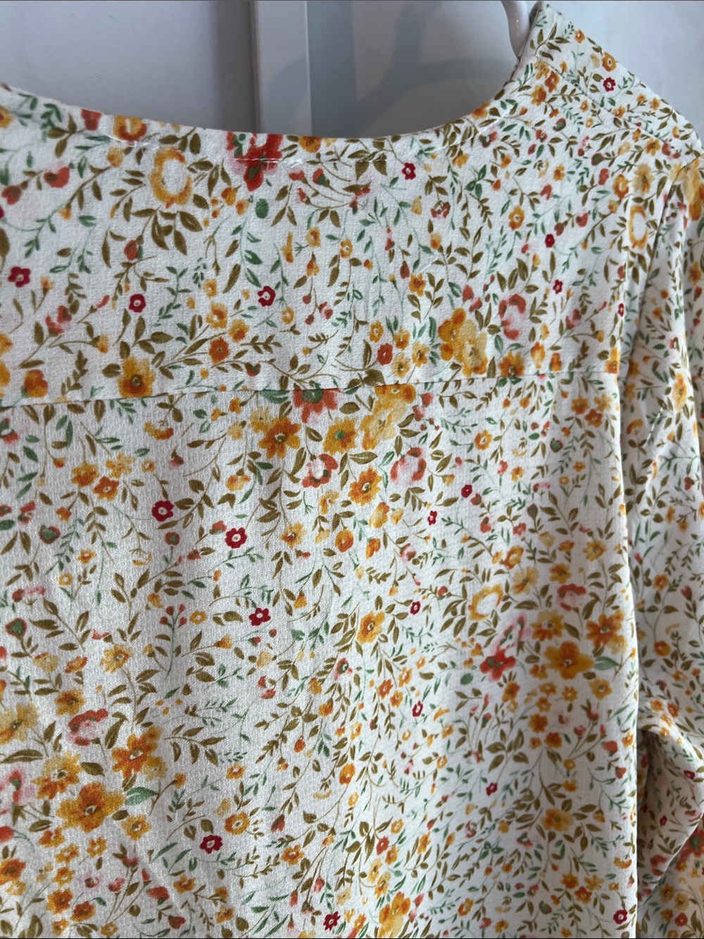 Rose & Thme Cream Floral V-Neck Ruffle Hem Blouse - Picture 14 of 16